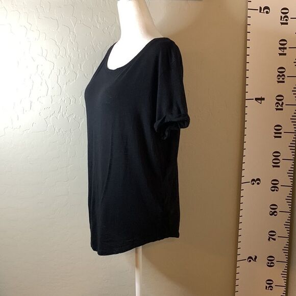 H&m black T-shirt with rolled sleeves. Tapered Hemline. Scoop neck. - Picture 2 of 9